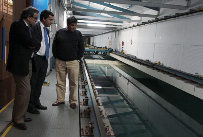 Azevedo e Falcão conheceram o tanque de provas do CNaval. À direita o pesquisador James Weiss