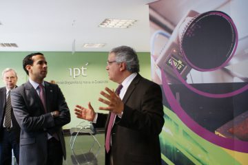 Paulo Alexandre Barbosa (à esq.) e João Fernando Gomes de Oliveira no Centro de Engenharia Naval e Oceânica do IPT