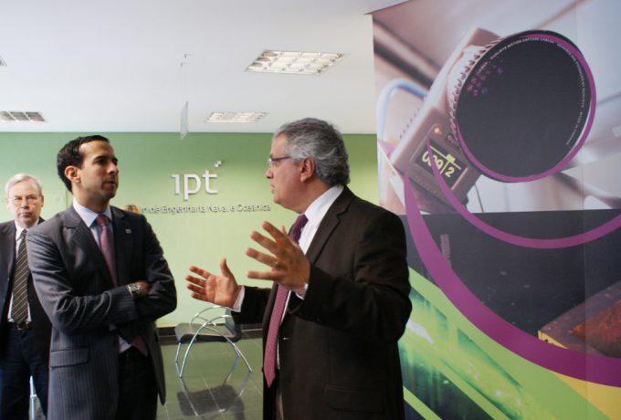 Paulo Alexandre Barbosa (à esq.) e João Fernando Gomes de Oliveira no Centro de Engenharia Naval e Oceânica do IPT