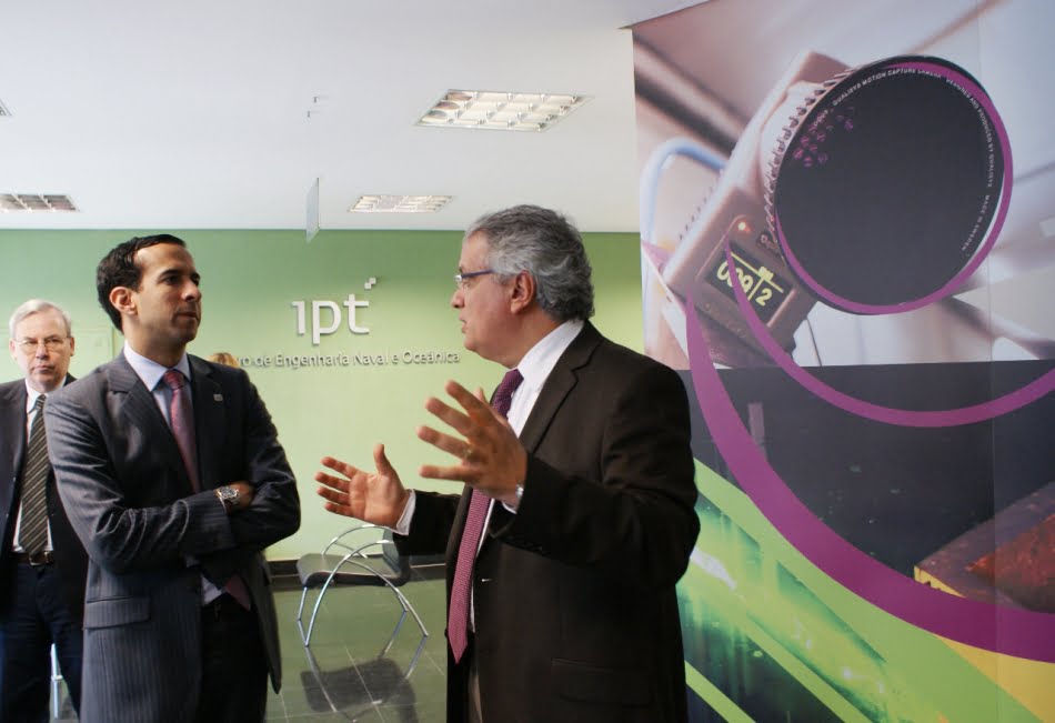 Paulo Alexandre Barbosa (à esq.) e João Fernando Gomes de Oliveira no Centro de Engenharia Naval e Oceânica do IPT