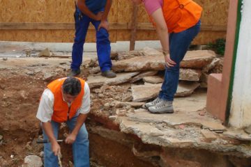 Equipe da Seção de Engenharia de Estruturas do IPT realiza sondagem a trado