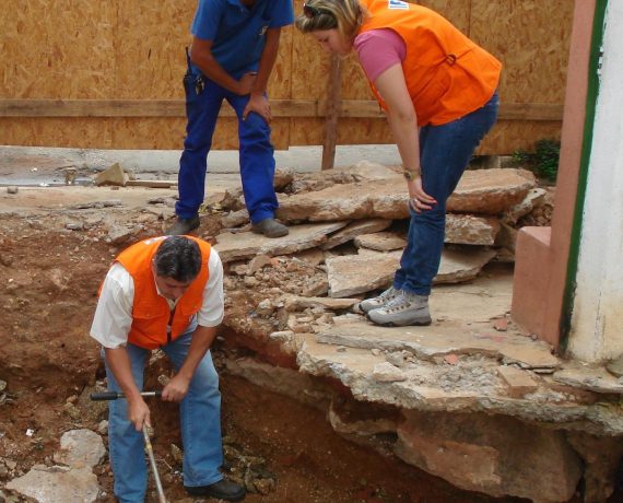 Equipe da Seção de Engenharia de Estruturas do IPT realiza sondagem a trado