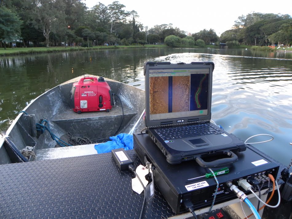 O sonar de varredura lateral, conhecido como ‘peixinho’, modelo Klein 3000, fotografa o fundo do lago e gera imagens que podem variar de poucos a dezenas de metros