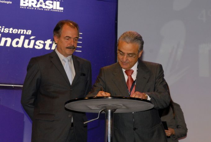 Mercadante e o presidente da CNI, Robson Braga de Andrade, assinam memorando de intenções para a criação da Embrapii