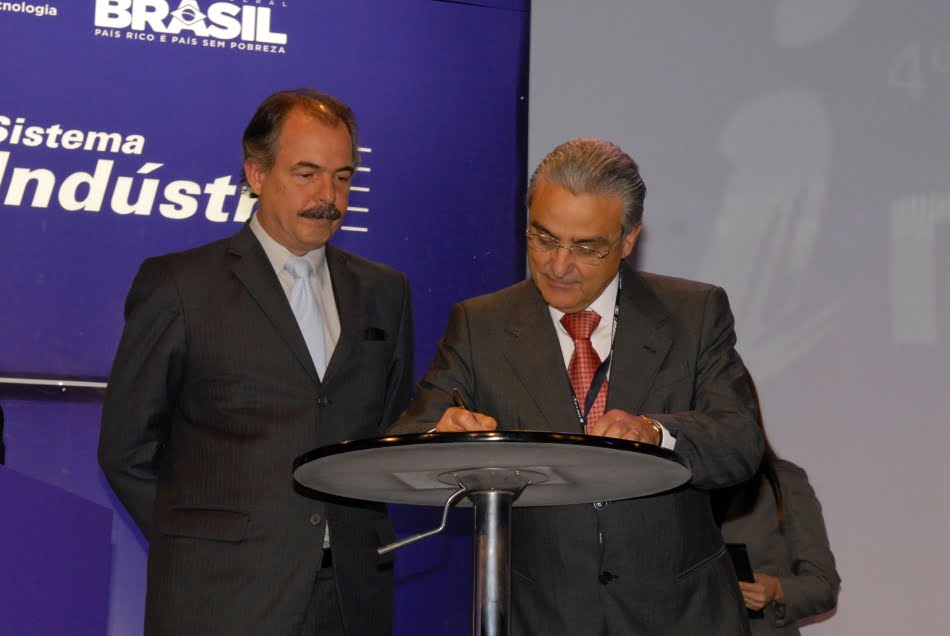 Mercadante e o presidente da CNI, Robson Braga de Andrade, assinam memorando de intenções para a criação da Embrapii