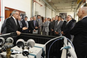 João Fernando Gomes de Oliveira, diretor-presidente do IPT (à esq.), explica como vai ser operado o sistema embarcado de medições de poluentes, com o recurso de GPS