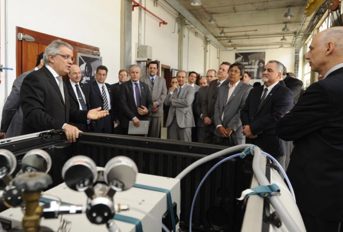 João Fernando Gomes de Oliveira, diretor-presidente do IPT (à esq.), explica como vai ser operado o sistema embarcado de medições de poluentes, com o recurso de GPS