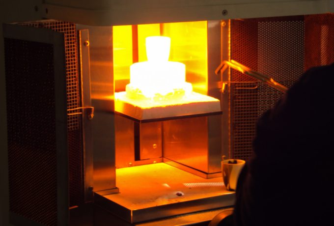 Retirada de material fundido do forno a 1.500ºC