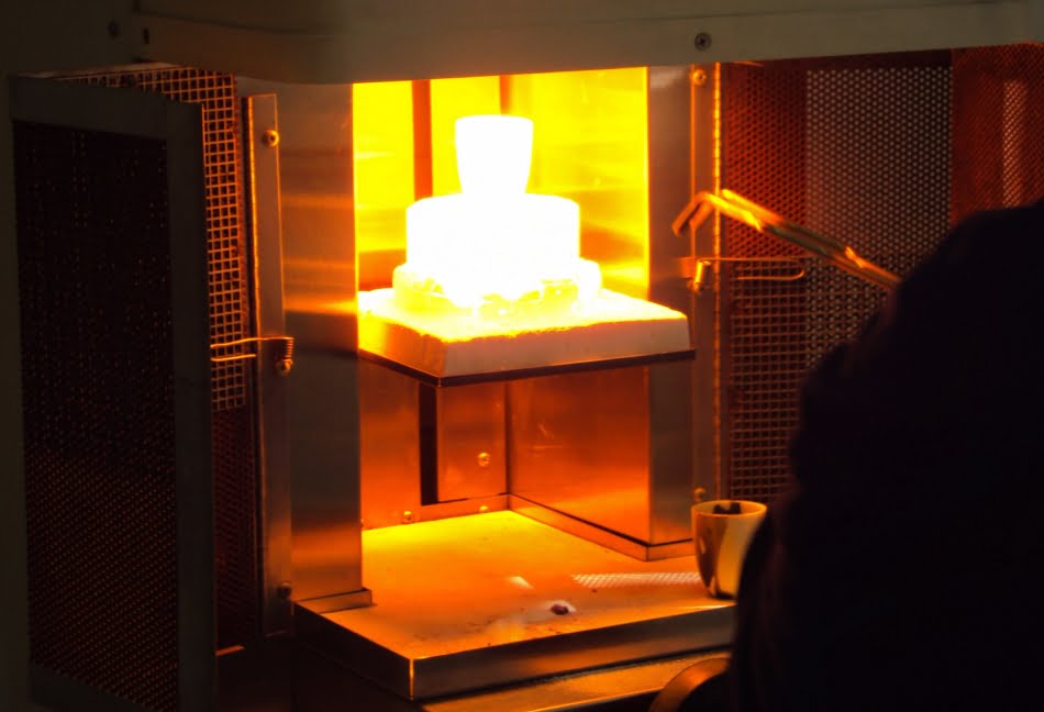 Retirada de material fundido do forno a 1.500ºC