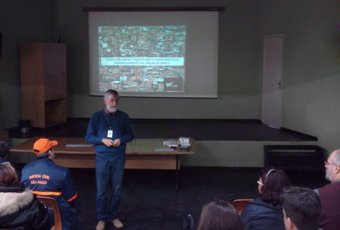 Pesquisador Eduardo Soares de Macedo no curso de capacitação técnica das subprefeituras