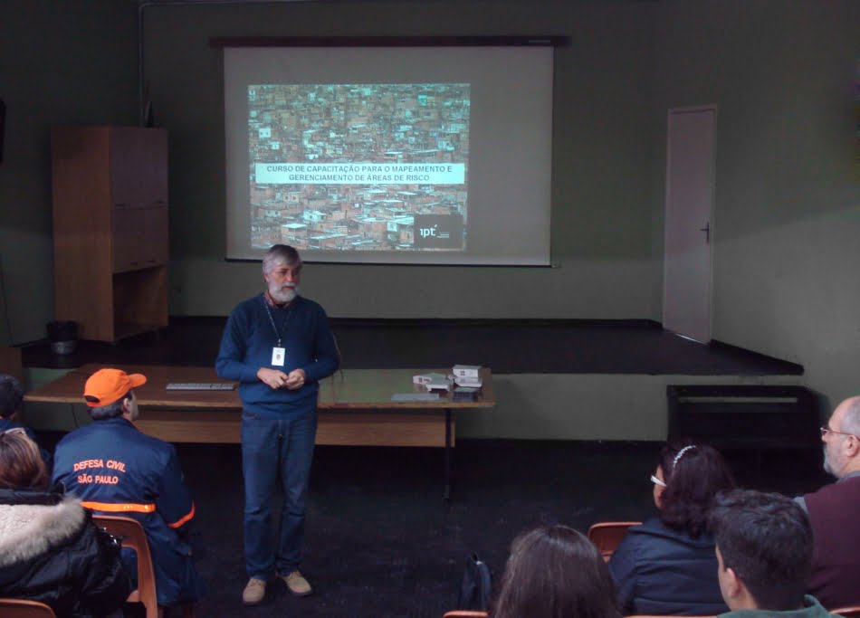 Pesquisador Eduardo Soares de Macedo no curso de capacitação técnica das subprefeituras