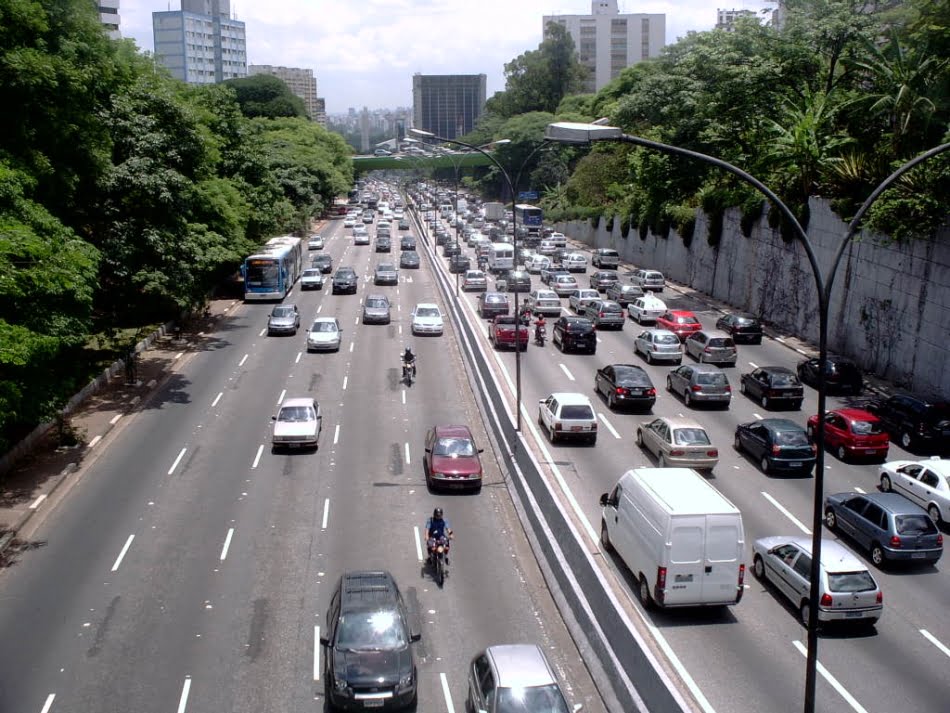 Tr&acirc;nsito em S&atilde;o Paulo: ve&iacute;culos precisar&atilde;o adotar o etanol em 90% da frota para ajudar no sequestro de Gases do Efeito Estufa (GEE)
