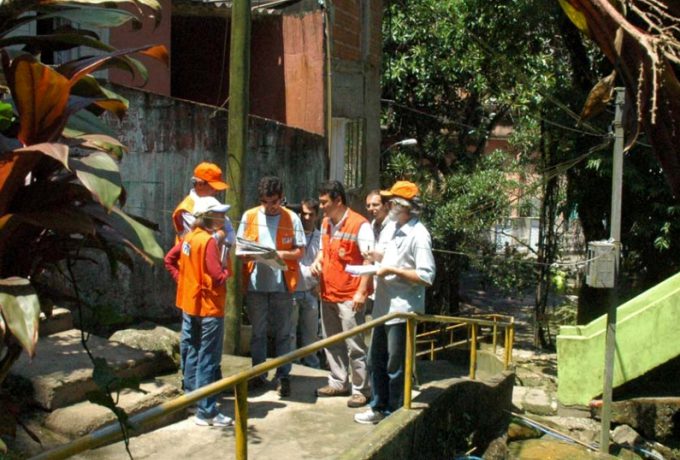 Equipe do Laboratório de Riscos Ambientais em visita aos morros da cidade