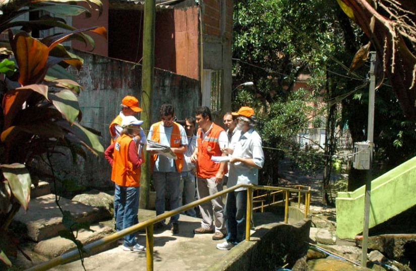 Equipe do Laboratório de Riscos Ambientais em visita aos morros da cidade