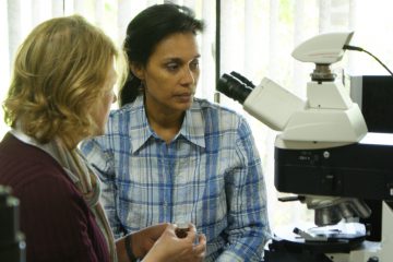 Maurícia (à dir.) e Mirian no Laboratório de Materiais de Construção Civil