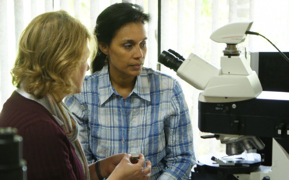 Maurícia (à dir.) e Mirian no Laboratório de Materiais de Construção Civil