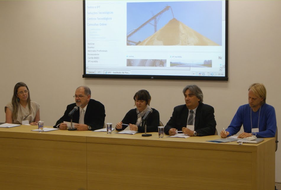 Da esq. para a dir.: Patricia Leal, Fernando Landgraf, Glaucia Mendes Souza (Instituto de Química da USP), Alexandre Lima (Agência USP de Inovação) e Andreas Gombert (Poli-USP)