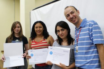 Grupo vencedor do concurso: da esq. para a dir, Stefanie Morales, Celma de Moura, Khemyli de Mendonça e o professor Jorge Luis Costa