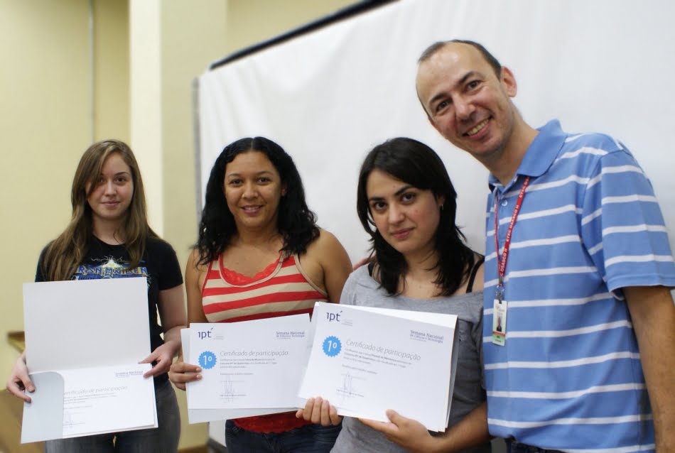 Grupo vencedor do concurso: da esq. para a dir, Stefanie Morales, Celma de Moura, Khemyli de Mendonça e o professor Jorge Luis Costa