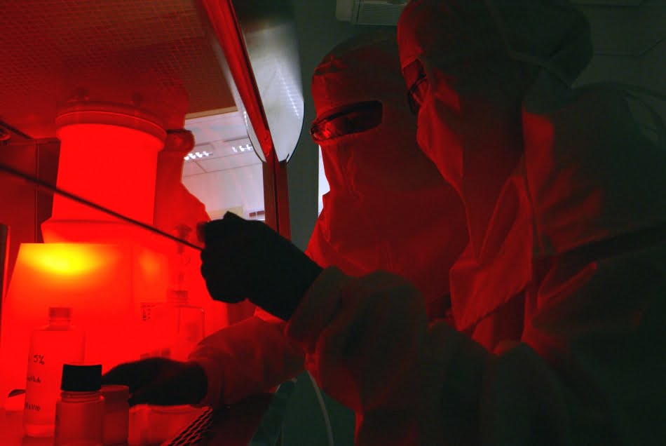 Laboratório de Referências Metrológicas - LRM 1 Ultrapurificação de ácido nítrico para análise de traços e ultra-traços, em uma capela de fluxo laminar classificada (Classe 100)