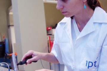 Elaine executa ensaio de rigidez dinâmica no ITeCons, em Coimbra