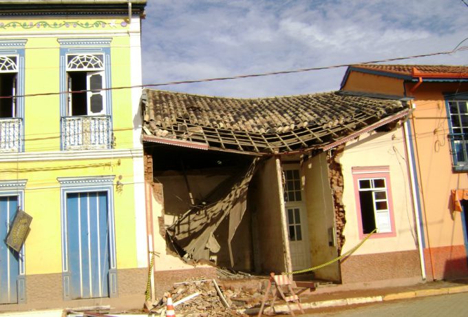 Casa em São Luís do Paraitinga, atingida por enchente de 2010: auxílio técnico do IPT para a reconstrução das edificações