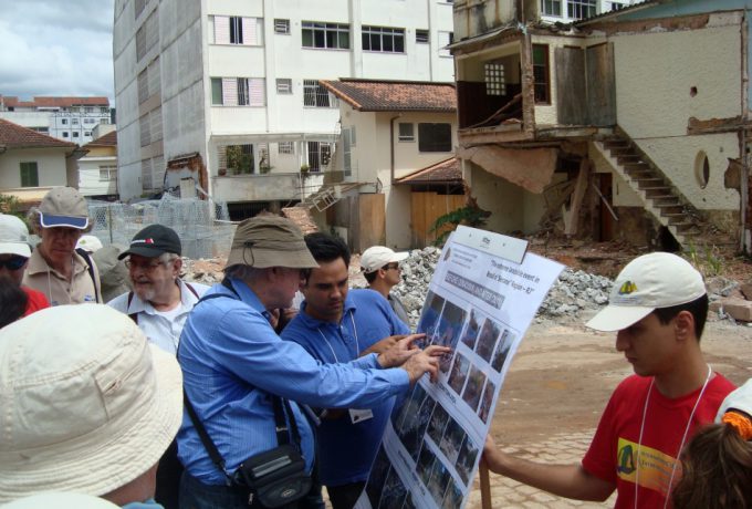 Participantes do workshop visitaram áreas atingidas pelos deslizamentos na cidade de Nova Friburgo