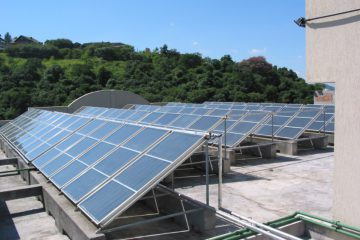 Sistema de aquecimento solar de água é colocado no telhado para fazer a captação da radiação solar