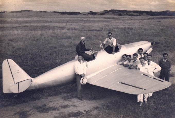 Equipe do IPT no voo inaugural do modelo Planalto em 1942