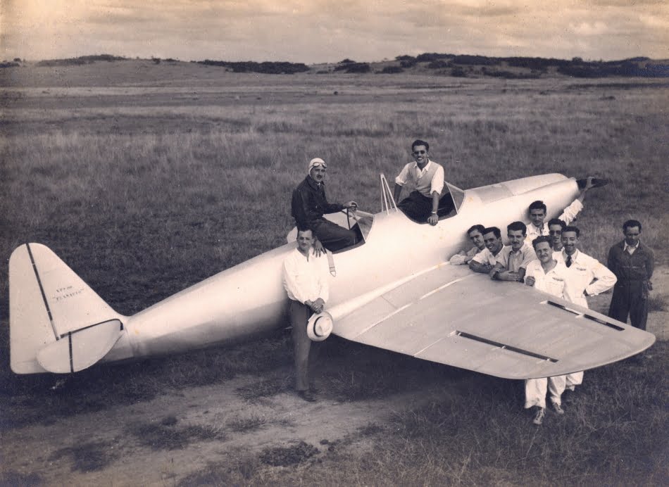 Equipe do IPT no voo inaugural do modelo Planalto em 1942