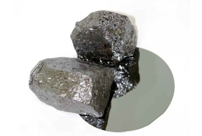 Silício grau metalúrgico sobre lâmina de silício grau solar