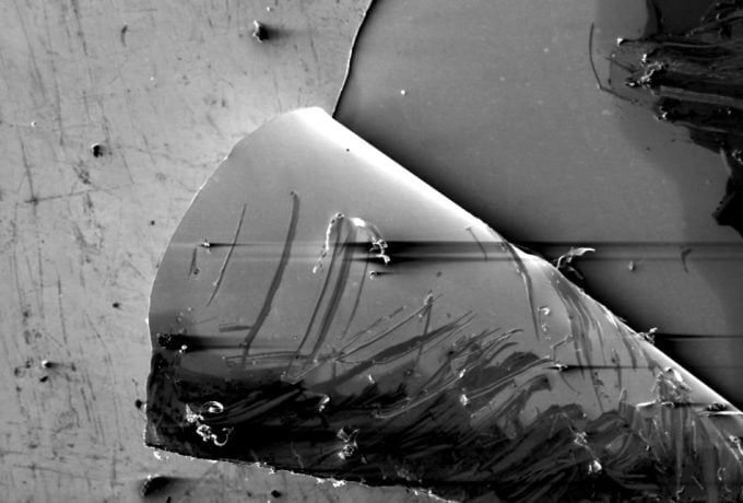Equipe do IPT apresentará case sobre atendimento a uma empresa de prateação - na foto, imagem de talher de aço inoxidável no microscópio eletrônico de varredura