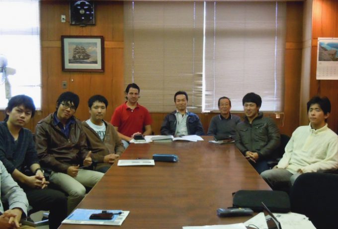 Disposição para inclusão de Adriano (na foto, de camiseta vermelha) nos projetos da YNU chamou a atenção do pesquisador no Japão