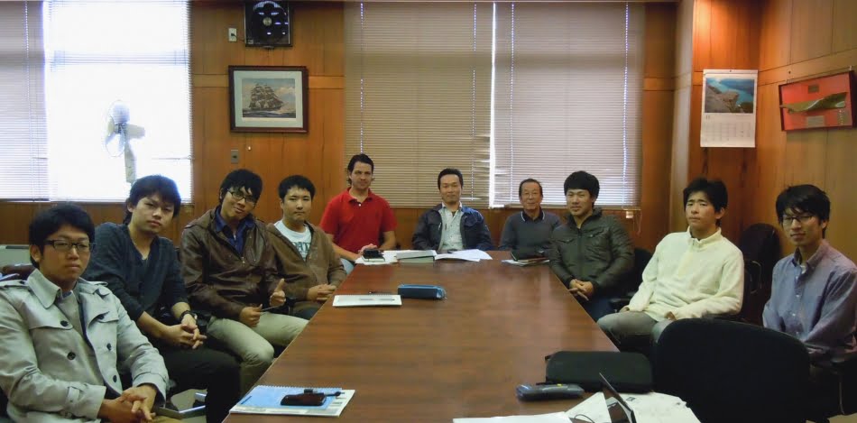 Disposição para inclusão de Adriano (na foto, de camiseta vermelha) nos projetos da YNU chamou a atenção do pesquisador no Japão
