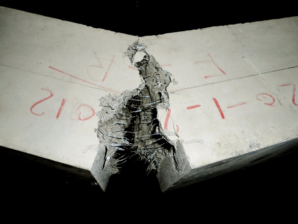 As fibras de aço dentro do concreto auto-adensável melhoram a eficiência do material