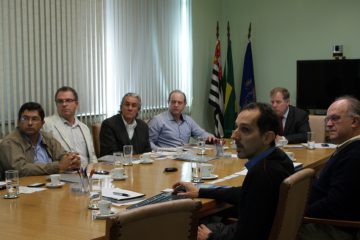 Comitiva da Abimaq na apresentação institucional do IPT - na cabeceira da mesa, o diretor de operações e negócios do IPT, Álvaro José Abackerli, e à sua direita o presidente da CSMIA, Celso Casale