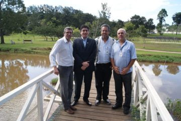 (Esquerda p/ direita) Secretário municipal de Meio Ambiente, Joaquim G. de Oliveira, Secretário Estadual de Turismo, Claudio Valverde, pesquisadores do IPT, Gerson Salviano de Almeida Filho e Claudio Luiz Ridente Foto: Prefeitura de Bragança Paulista