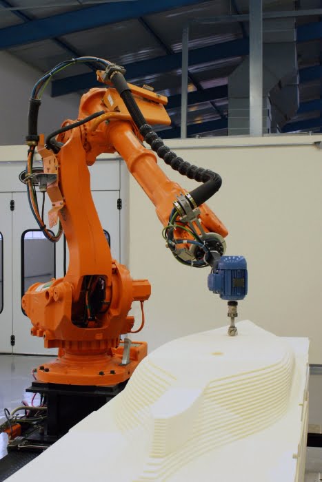 Robô escultor 1 Sistema robótico para a construção de modelos de navios e plataformas