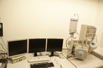 Microscópio eletrônico (MEV-FEG), um dos equipamentos adquiridos pelo Projeto Moderniza