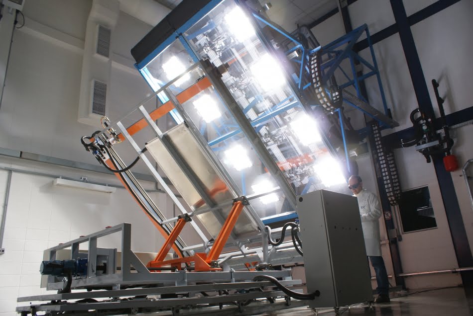 Simulador solar, adquirido em 2012, é equipamento de ponta em ensaios de desempenho em coletores solares
