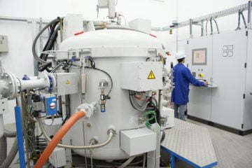 Forno de solidificação direcional é o primeiro no Brasil e na América do Sul da nova geração tecnológica, com capacidade para produzir lingotes de até 90 kg