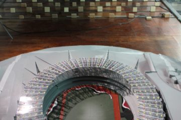 Pesquisadores montaram para o ensaio 580 blocos retangulares, que representam o entorno do estádio, para reproduzir as diferentes condições de escoamento do vento