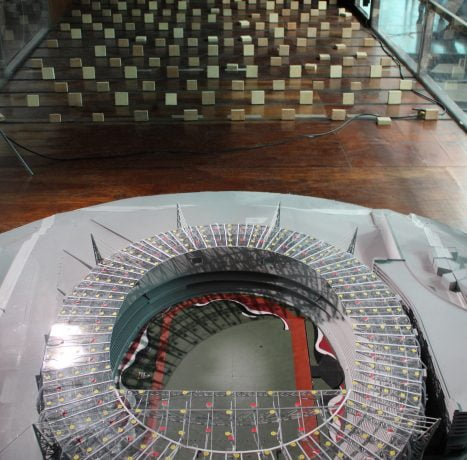 Pesquisadores montaram para o ensaio 580 blocos retangulares, que representam o entorno do estádio, para reproduzir as diferentes condições de escoamento do vento