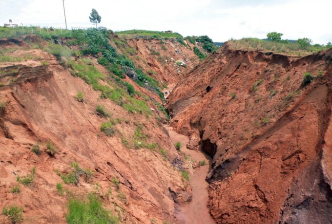 Boçoroca causada pelo escoamento de águas pluviais na região de Piracicaba (SP)