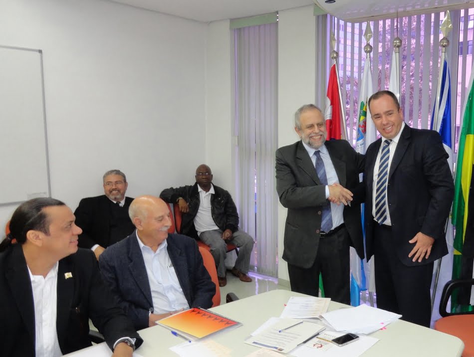 Contrato foi assinado pelo prefeito de Rio Grande da Serra e presidente do consórcio, Adler Alfredo Jardim Teixeira (em pé, à direita), e o diretor de operações e negócios do IPT, Carlos Daher Padovezi