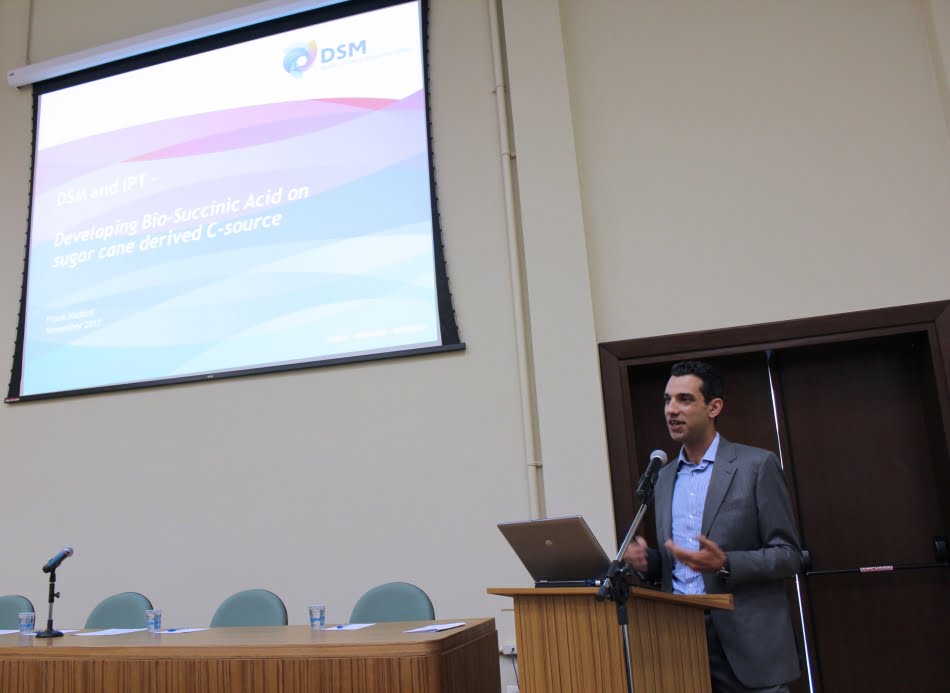 Frank Nadimi, executivo da DSM, fala aos pesquisadores e à comitiva holandesa sobre a cooperação com o IPT no desenvolvimento do ácido biosuccínico