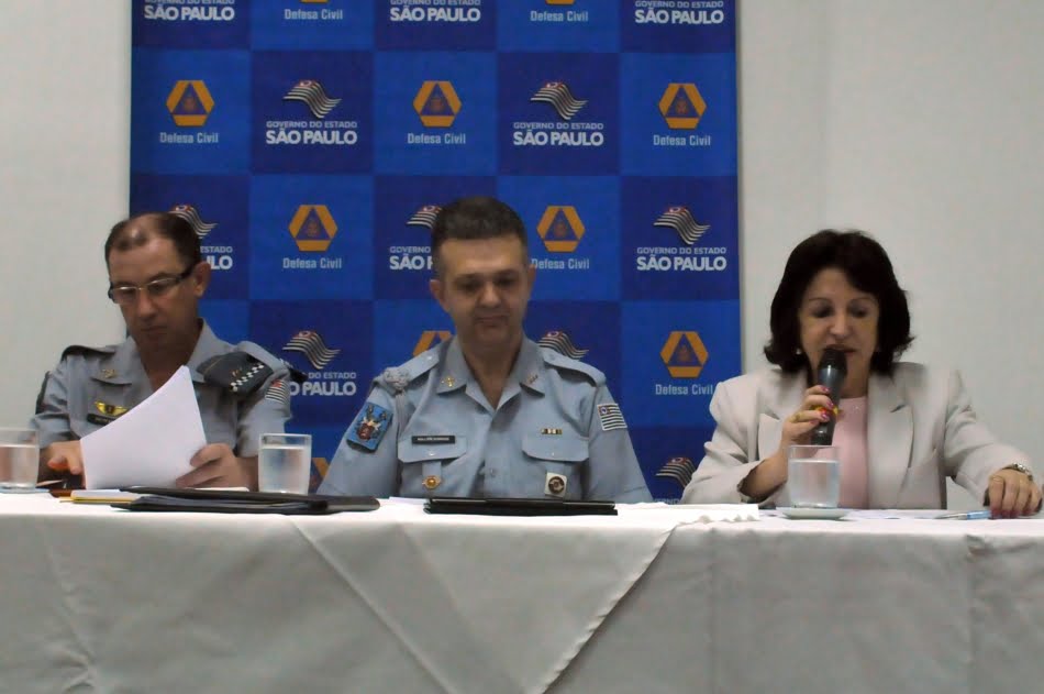 Mesa para assinatura do contrato foi composta (da esq. para a dir) por Deocleciano Borella Jr, coordenador regional da Defesa Civil de Araçatuba, Walter Nyakas Jr, diretor estadual da Defesa Civil, e Zehbour Panossian, diretora de inovação do IPT. Crédito foto CEDEC