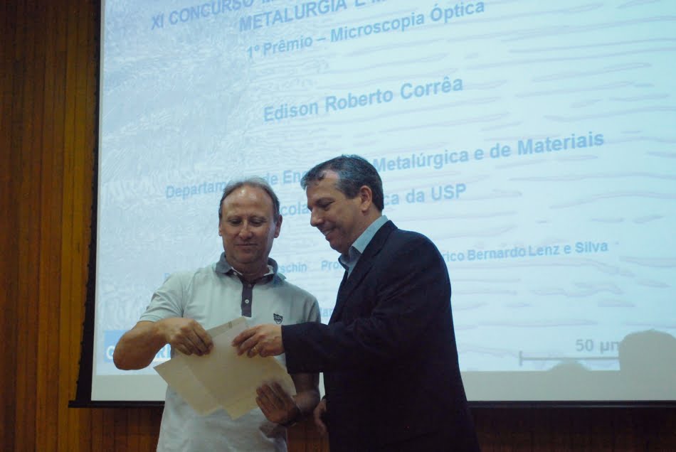 Técnico Edison Roberto Correa (à esq) recebe o certificado do gerente de marketing de aços especiais da Gerdau, Sergio de Paiva Carpanzano
