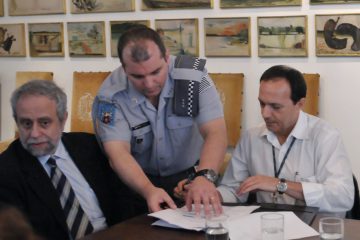 Carlos Daher Padovezi (à esq), diretor de Operações e Negócios do IPT, e Antonio Gimenez Filho (à dir), diretor do Centro de Tecnologias Ambientais e Energéticas do IPT, assinaram o contrato. Crédito foto: Defesa Civil Estadual