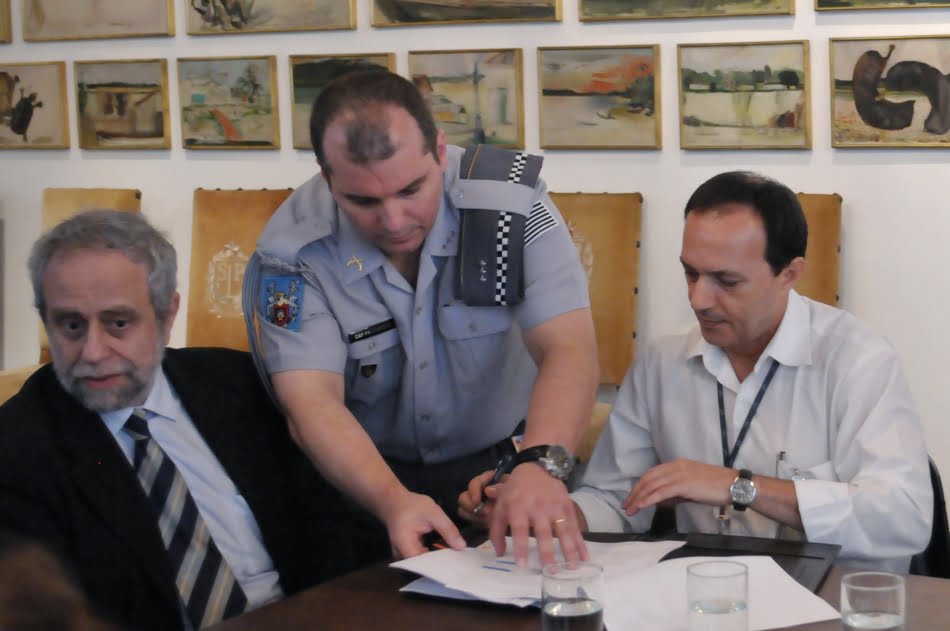 Carlos Daher Padovezi (&agrave; esq), diretor de Opera&ccedil;&otilde;es e Neg&oacute;cios do IPT, e Antonio Gimenez Filho (&agrave; dir), diretor do Centro de Tecnologias Ambientais e Energ&eacute;ticas do IPT, assinaram o contrato. Cr&eacute;dito foto:&nbsp;Defesa Civil Estadual